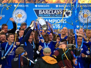 Leicester City oslavil zisk titulu v Premier League výhrou nad Evertonem, Sunderland otočil utkání s Chelsea