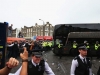 Fanoušci West Hamu zaútočili na autobus Manchesteru United, výkop zápasu byl odložen