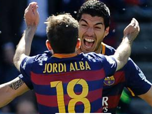 Barcelona uhájila náskok a slaví 24. titul historie