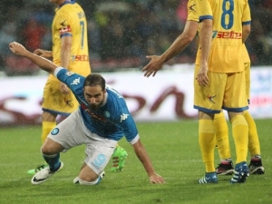 Higuaín hattrickem přepsal historii a posunul Neapol do Ligy mistrů, Juventus i AS se se sezónou loučily vítězně