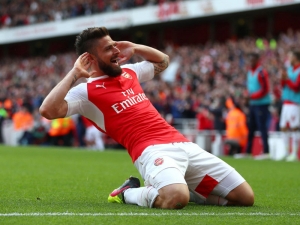 Sestupující Newcastle deklasoval Tottenham, Arsenal díky hattricku Girouda končí druhý, Citizens uhájili TOP4