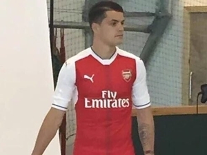 Xhaka je blízko přestupu do Arsenalu, už se fotil v dresu