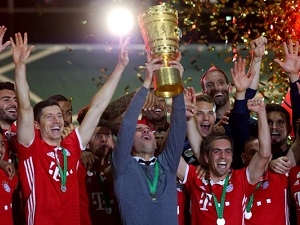 Bayern Mnichov slaví double! Na penalty porazil Dortmund a vyhrál DFB Pokal