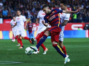Alba v prodloužení zařídil double pro Barcelonu, ve finále padly tři červené karty