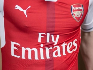 Arsenal představil dresy na novou sezónu. Sánchez si bere sedmičku po Rosickém