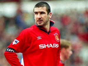 Padesátiny oslaví bývalý fotbalista Manchesteru United Eric Cantona