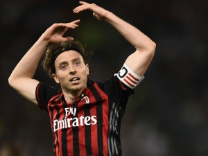 Montolivo a Antonelli budou pokračovat v AC Milan, prodloužili smlouvy až do roku 2019