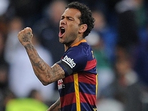 Barcelonské jistoty: Alves skutečně odchází, Suárez přichází, Neymar a Mascherano zůstávají
