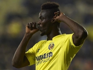 Manchester United bojuje s Barcelonou a PSG o podpis stopera Villarrealu Erica Baillyho