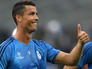 Cristiano Ronaldo se jako první fotbalista v historii stal nejlépe vydělávajícím sportovcem světa