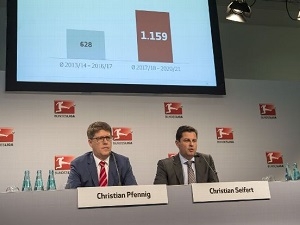 Německá bundesliga nyní vydělá na televizních právech 125 miliard korun