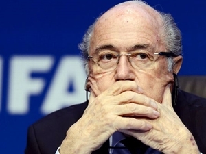 Používání nahřátých míčků při losování? Byl jsem toho v Evropě svědkem, šokuje Blatter