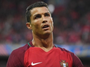 Ronaldo zahodil na Euru novináři mikrofon do jezera