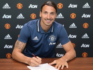 Je to oficiální. Zlatan Ibrahimovič podepsal smlouvu s Manchesterem United