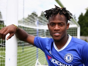 Lukaku to není, ale…Michy Batshuayi už je hráčem Chelsea