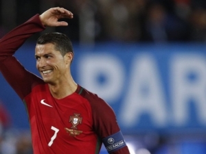 Mikrofon, který Ronaldo hodil do jezírka, půjde do dražby
