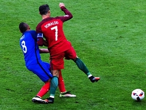 EURO 2016: Payet vyautoval Ronalda z finále. Tvrdým zákrokem, po němž se ani nepískal faul