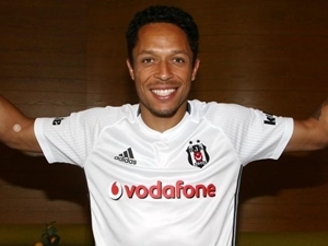 Adriano po šesti letech opouští Barcelonu. Ta ho prakticky darovala Besiktasi