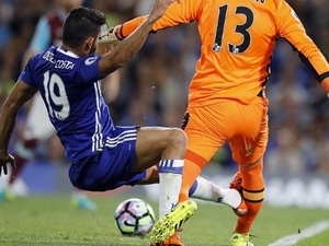 Diego Costa znovu řádil. Po faulu na Adriána měl vidět červenou kartu, místo toho vstřelil vítězný gól