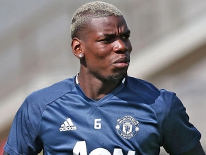 Paul Pogba odhalil nový výtvor na své hlavě inspirován barvami Red Devils