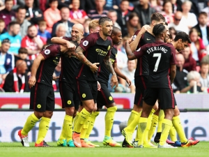 Aguero a Nolito režírovali výhru City nad Stoke, Chelsea kontroverzně otočila utkání s Watfordem, Liverpool nečekaně padl s Burnley
