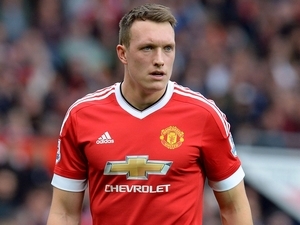 Phil Jones do Stoke City? Pracujeme na tom, potvrdil asistent Marka Hughese