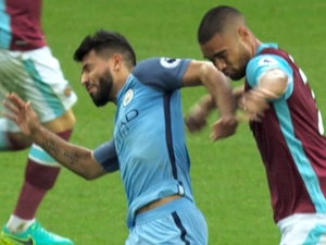Měl být Sergio Agüero v utkání s West Hamem vyloučen? Přijde o manchesterské derby?