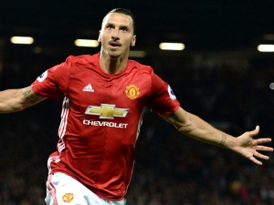 Zlatan Ibrahimovič dvěma góly zničil West Brom, nezastavitelná Chelsea vyrovnala klubový rekord