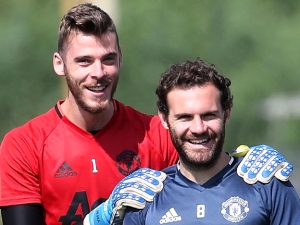 Juan Mata připouští přátelskou rivalitu mezi španělskými hráči, kterých se týká manchesterské derby