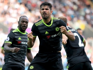Diego Costa zachránil pro Chelsea alespoň bod, Arsenal navzdory Čechově vlastňáku porazil Southampton, Liverpool smázl Leicester 4:1
