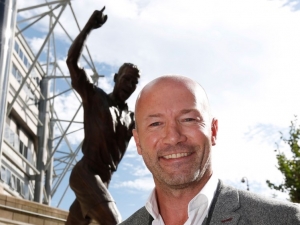 Alan Shearer má u stadionu Newcastlu sochu