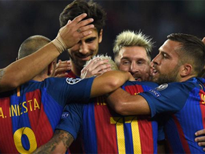 Barcelona řádila, Messi se zaskvěl hattrickem, PSG se s Arsenalem rozešlo smírně