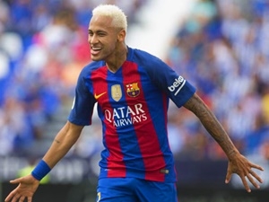 Provokuje, opřel se do Neymara Laudrup