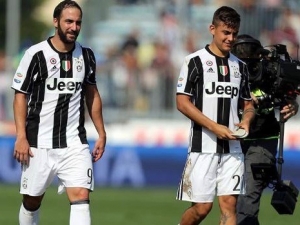 Higuaín řídil výhru Juventusu, AC Milán otočil ztracené utkání se Sassuolem a AS ve šlágru zdolalo Inter
