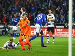 Wolfsburg se dále trápí, to Schalke rázně ukončilo šňůru bez bodu