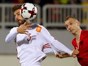 Piqué zase rozvířil polemiku na sociálních sítích. Kvůli rukávům. A nechal reprezentaci