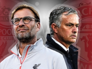 Kloppův Liverpool hostí v North-West Derby Mourinhův Manchester. V souboji 2 posledních mistrů se utká Chelsea s Leicesterem