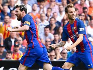 Barcelona urvala všechny body až díky penaltě v nastaveném čase, ale přišla o zraněného Iniestu
