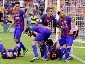 Valencie zaplatí za fandu, který hodil láhev na hvězdy Barcelony