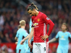 Drama na Old Trafford: United dohrávali bez Mourinha a Herrery, Tottenham remizoval s Leicesterem