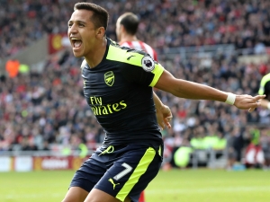 Alexis Sánchez pomohl Arsenalu zlomit rekord Premier League. O co jde?