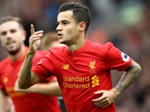 Hazard? Ne. Özil? Ne. Je snad nejlepším hráčem Premier League liverpoolský Coutinho?