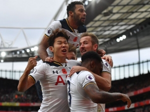 Kane obral Arsenal o vítězství v North London derby, Liverpool nasázel Watfordu šestku, Ibrahimovič řídil výhru United