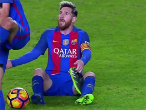 Messi rozohnil sevillské fanoušky, dostal žlutou a hněv odnesla kopačka