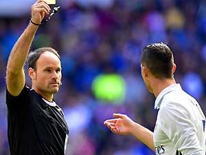 Ronaldo byl ušetřen vyloučení. Neuměl rozhodčí anglicky, nebo ho neslyšel? 