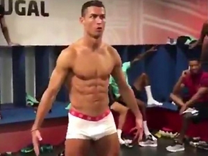 Ronaldo se se svými spoluhráči přidal k Mannequin Challenge. Jen v trenýrkách