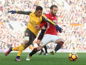Arsenal zachraňoval na Old Trafford Olivier Giroud, Yaya Touré zařídil výhru Citizens, Liverpool ztratil