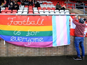 Je anglický fotbal připraven na homosexuální hvězdu?