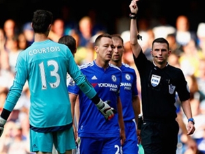 Přestupové spekulace: Přijde Chelsea o gólmana? Dojde na přestup mezi španělskými rivaly? Nejlepší střelec EURA otevřený přestupu do Anglie