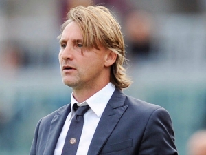 Kouč Crotone po remíze vzteky bouchl do dveří a zlomil si ruku